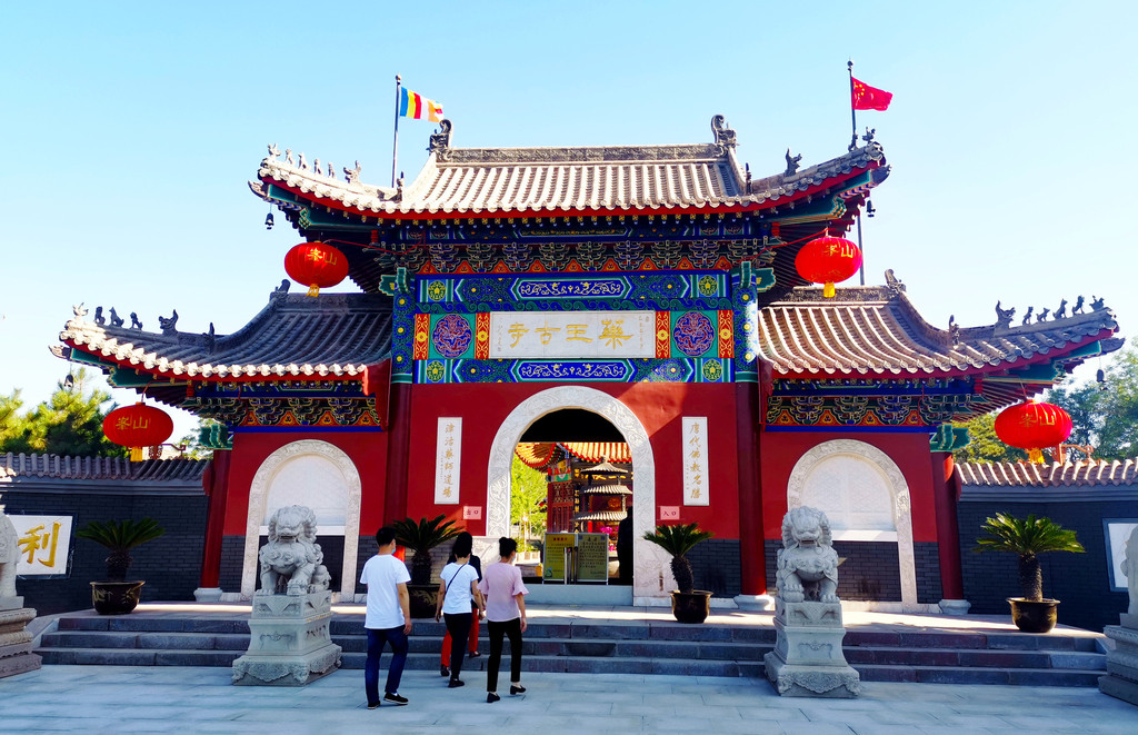 峰山药王古寺坐落在大寺镇王村,西临津淄公路,始建于唐代永淳二年