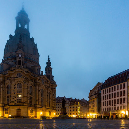 德累斯顿圣十字教堂+布吕尔平台+金色骑士雕像+德累斯顿浪漫主义博物馆+新城集市大厅+光雨庭一日游