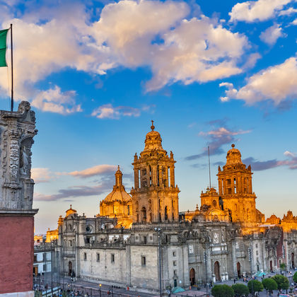 墨西哥宪法广场+墨西哥城主教座堂+国家宫+查普尔特佩克城堡+国立人类学博物馆一日游
