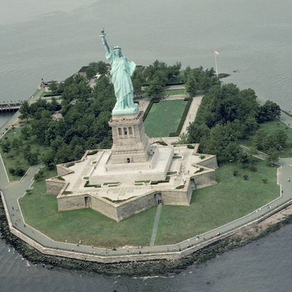 美国纽约自由女神像+纽约布鲁克林大桥公园+中央公园+大都会艺术博物馆+时代广场一日游