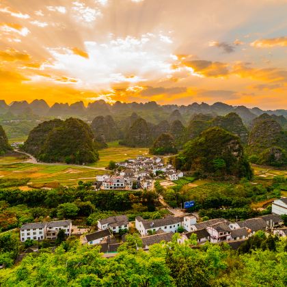 贵州兴义万峰湖+万峰林景区+马岭河峡谷2日1晚跟团游