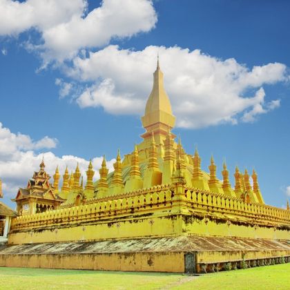 老挝万象省塔銮寺+凯旋门+玉佛寺+沙格庙一日游