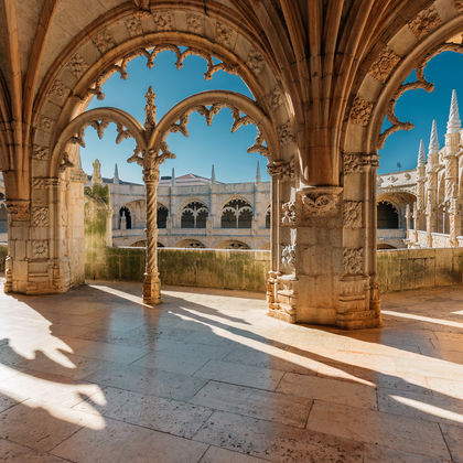 葡萄牙里斯本万国公园+克卢什国家宫+阿茹达宫+热罗尼莫斯修道院+贝伦塔一日游