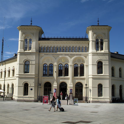 诺贝尔和平中心+阿克斯胡斯城堡+国家美术馆+奥斯陆歌剧院一日游