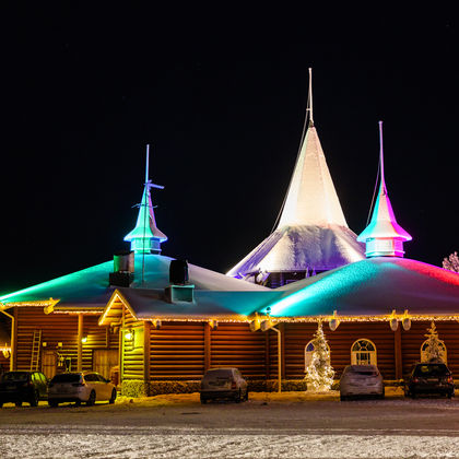 芬兰佩尔科森涅米北极光教堂+圣洗湖+圣山滑雪中心一日游