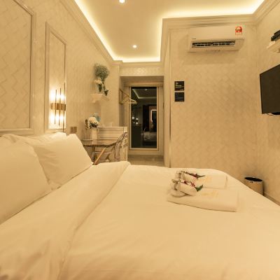 One Bedroom Romantic Room
