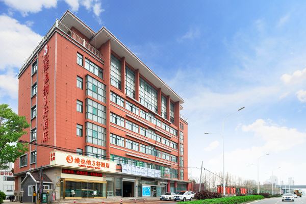 选择房间开业:2021酒店位于济宁市任城区车站西路,距北湖风景区约6.