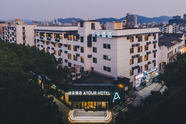 毗邻繁华的芙蓉洲路,宝龙广场,凯虹广场,文化广场,海滨公园,定海公园
