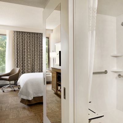 Mobility Accessible Queen Room with Tub