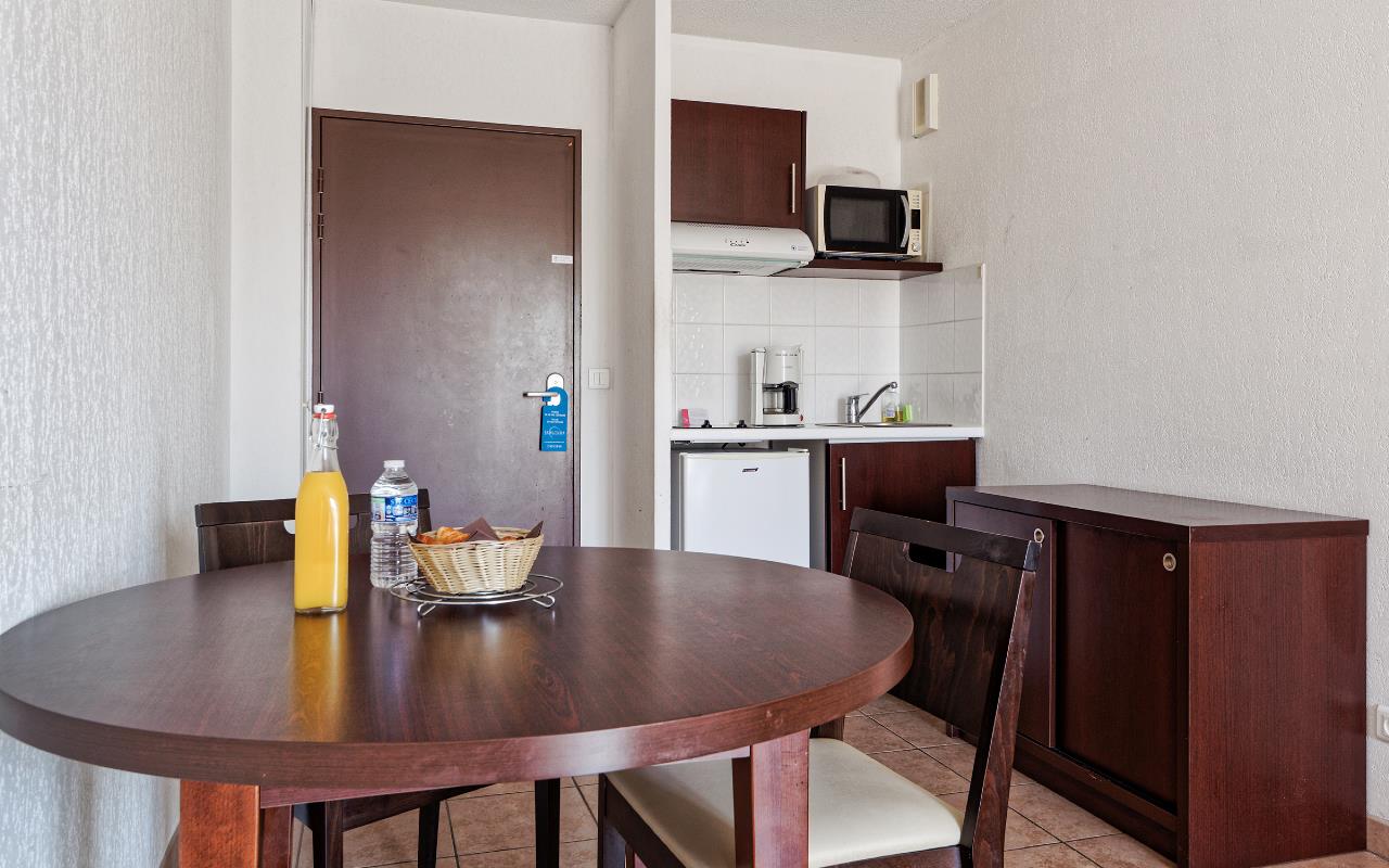 Zenitude Hôtel-Résidences Toulon Six Fours-Six-Fours-les-Plages Updated  2023 Room Price-Reviews & Deals | Trip.com