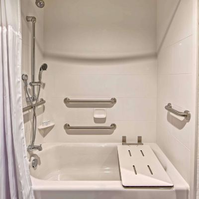 Mobility/Hearing Accessible King Room with Tub