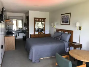 边缘 O 树林汽车旅馆(Edge of the Woods Motel)