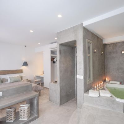 Honeymoon Suite with Jetted Bathtub