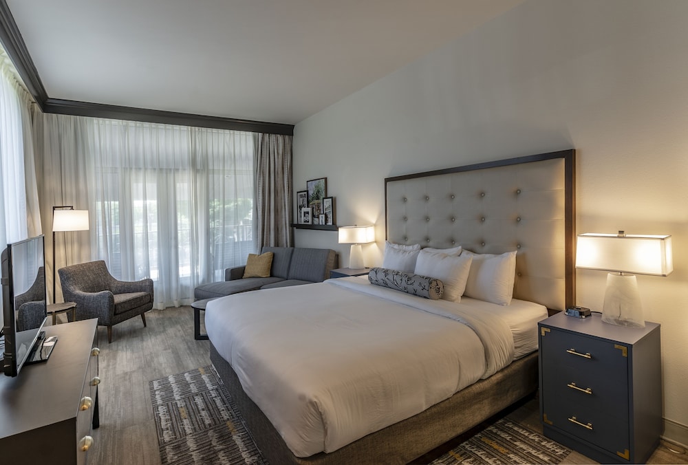St Charles Coach House, Ascend Hotel Collection-New Orleans Updated 2023  Room Price-Reviews & Deals 