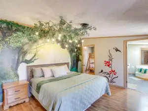 Wisconsin Dells附近的人和爪度假屋！(People and Paws Home with Fenced Yard by the Dells!)
