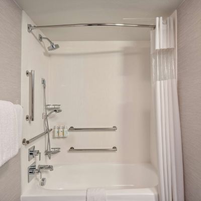 Guestroom King with Bathtub - Mobility Accessible