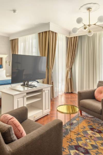 Queen's Court Hotel & Residence