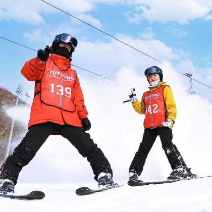 滑雪·河北涞源七山5天4晚亲子营【暖冬亲子滑雪营】1:1私教家庭滑雪,打卡guan军同款,和孩子一起开启一项新技能!一组家庭配一个专属教练,Ski in-Ski out ,出门一分钟直达雪道! 滑雪·河北涞源七山5天4晚亲子营【暖冬亲子滑雪营】1:1私教家庭滑雪,打卡guan军同款,和孩子一起开启一项新技能!一组家庭配一个专属教练,Ski in-Ski out ,出门一分钟直达雪道!