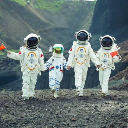 山西大同+内蒙呼和浩特6天5晚亲子营|火山地质公园+太空服火山漫步+草原篝火晚会+蒙古包体验+亲子拔河互动+放风筝+蒙古服饰体验+云岗石窟+大同博物馆+应县木塔+特色竹笼宴+骑骆驼+沙漠冲浪车+亲子植树+内蒙古博物院 山西大同+内蒙呼和浩特6天5晚亲子营|火山地质公园+太空服火山漫步+草原篝火晚会+蒙古包体验+亲子拔河互动+放风筝+蒙古服饰体验+云岗石窟+大同博物馆+应县木塔+特色竹笼宴+骑骆驼+沙漠冲浪车+亲子植树+内蒙古博物院