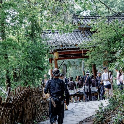 西江千户苗寨+荔波小七孔景区+肇兴侗寨+堂安梯田+岜沙苗寨+镇远古城+梵净山5日4晚私家团 西江千户苗寨+荔波小七孔景区+肇兴侗寨+堂安梯田+岜沙苗寨+镇远古城+梵净山5日4晚私家团