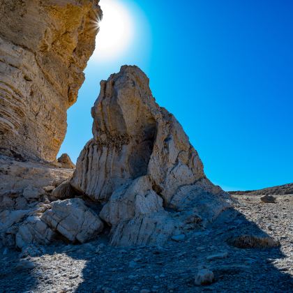 张掖七彩丹霞旅游景区+大地之子+莫高窟+鸣沙山月牙泉+博罗转井+大柴旦翡翠湖旅游景区+茶卡盐湖+青海湖5日4晚跟团游