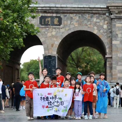 历史人文.5天4晚.亲子营.携程四钻.专车专导.【1组成行.10组封顶】【三大古都记忆中原】‖ ·10种体验·中原美食·少林习武·3D微梦大梁·汉服装造·唐宫夜宴·龙门石窟·清明上河园·城墙citywalk·东京夜市·民国风情 历史人文.5天4晚.亲子营.携程四钻.专车专导.【1组成行.10组封顶】【三大古都记忆中原】‖ ·10种体验·中原美食·少林习武·3D微梦大梁·汉服装造·唐宫夜宴·龙门石窟·清明上河园·城墙citywalk·东京夜市·民国风情