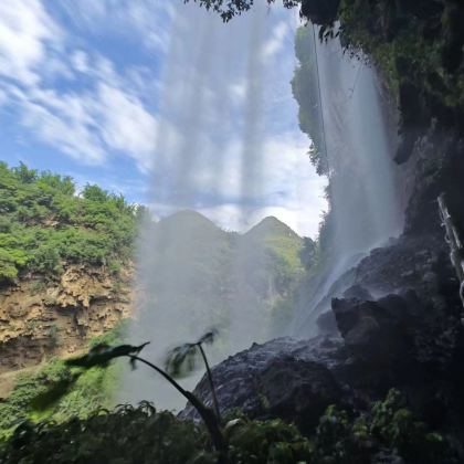 贵州贵阳+黄果树+兴义马岭河峡谷+万峰林景区+乌蒙大草原5日4晚自由行