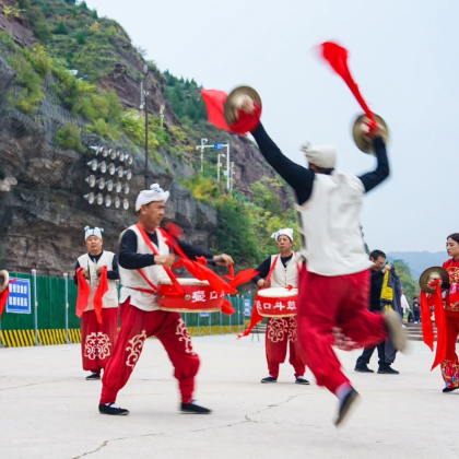 延安革命纪念馆+宝塔山+甘泉大峡谷+波浪谷+黄河壶口瀑布旅游区(陕西侧)5日4晚私家团