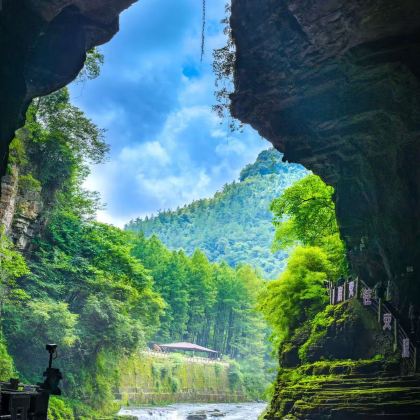 恩施土家族苗族自治州+恩施民族歌舞大秀《西兰卡普》+鹤峰屏山旅游景区+宣恩贡秀游船+恩施大峡谷+恩施梭布垭石林景区5日4晚跟团游 恩施土家族苗族自治州+恩施民族歌舞大秀《西兰卡普》+鹤峰屏山旅游景区+宣恩贡秀游船+恩施大峡谷+恩施梭布垭石林景区5日4晚跟团游
