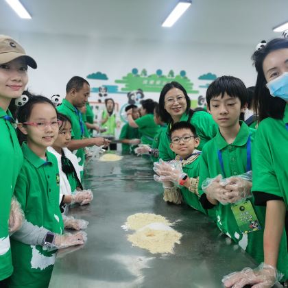 亲近自然·成都熊猫游学5天4晚亲子营|6大游学主题课程·收获三项课程证书+体验熊猫饲养员+都江堰·水利工程原理解读+三星堆探秘·晋升小考古学家+探秘川菜之魂·品尝川味小吃+甄选市区5钻酒店并升级1晚度假亲子类型酒店 亲近自然·成都熊猫游学5天4晚亲子营|6大游学主题课程·收获三项课程证书+体验熊猫饲养员+都江堰·水利工程原理解读+三星堆探秘·晋升小考古学家+探秘川菜之魂·品尝川味小吃+甄选市区5钻酒店并升级1晚度假亲子类型酒店