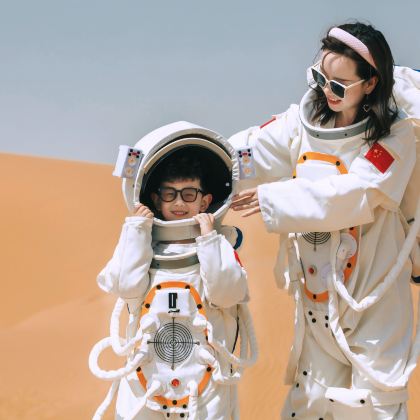户外活动·银川+中卫6天5晚亲子营丨2晚沉浸式沙漠酒店【沙漠星星酒店+七号星空帐篷酒店】+亲子旅拍+专业大咖讲解+2晚星空课堂【非遗沙石画+西夏文木活字印刷体验+贺兰石手作+骆驼骑行+黄河羊皮筏子漂流+沙漠冲浪车】 户外活动·银川+中卫6天5晚亲子营丨2晚沉浸式沙漠酒店【沙漠星星酒店+七号星空帐篷酒店】+亲子旅拍+专业大咖讲解+2晚星空课堂【非遗沙石画+西夏文木活字印刷体验+贺兰石手作+骆驼骑行+黄河羊皮筏子漂流+沙漠冲浪车】