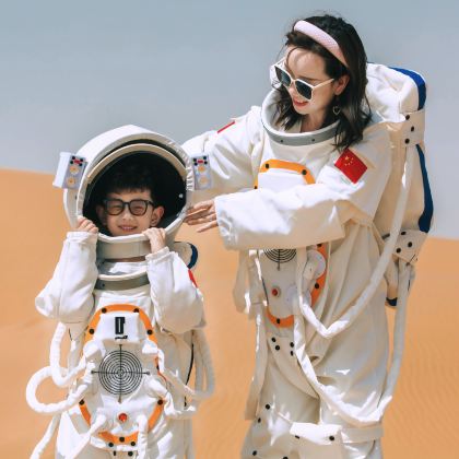 户外活动·童趣沙漠·奇妙星空宁夏5天4晚亲子营·【稀缺沙漠星星酒店 】 沙漠滑沙+骑骆驼+冲浪车|黄河羊皮筏子漂流 | 西夏文化研学+马车漫游 | 回族特色美食手作| 水洞沟史前考古体验 |大型马战表演|1天跟拍+亲子领队 户外活动·童趣沙漠·奇妙星空宁夏5天4晚亲子营·【稀缺沙漠星星酒店 】 沙漠滑沙+骑骆驼+冲浪车|黄河羊皮筏子漂流 | 西夏文化研学+马车漫游 | 回族特色美食手作| 水洞沟史前考古体验 |大型马战表演|1天跟拍+亲子领队