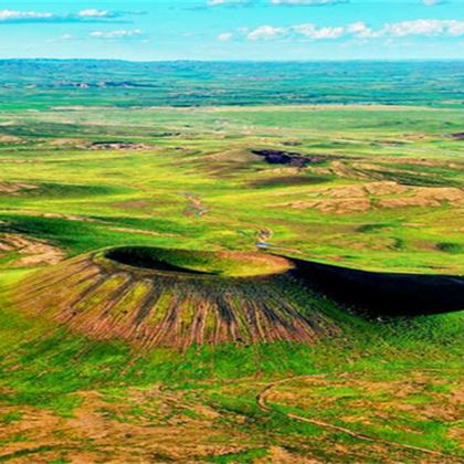 内蒙古乌兰哈达火山地质公园+希拉穆仁草原+库布齐沙漠+和硕恪靖公主府4日3晚跟团游