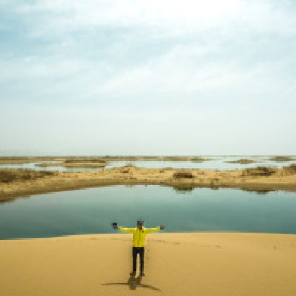 亲近自然·乌海7日亲子营·乘坐快艇冲击沙海.黄河湾皮划艇漂流.金色海岸骆驼骑行.极限越野冲沙.牧民家访.沙漠动物追踪.仰望星空大漠摘星.沙漠星空露营