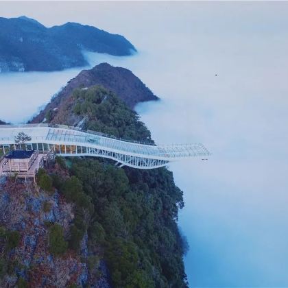 中国广西南宁+浩坤湖+古龙山大峡谷漂流+鹅泉+大石围天坑群+瑶望天下+歌娅思谷5日4晚跟团游 中国广西南宁+浩坤湖+古龙山大峡谷漂流+鹅泉+大石围天坑群+瑶望天下+歌娅思谷5日4晚跟团游