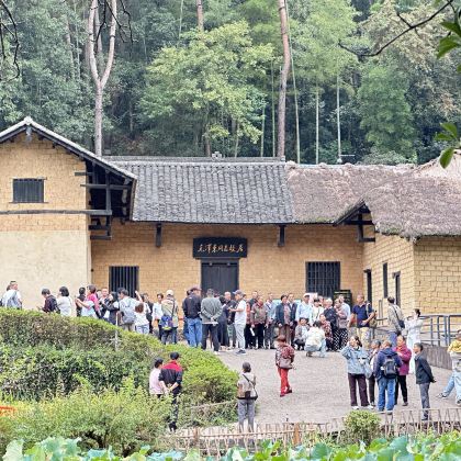 韶山毛泽东故居+刘少奇故居+铜像广场+纪念馆纯玩一日活动无自费 韶山毛泽东故居+刘少奇故居+铜像广场+纪念馆纯玩一日活动无自费