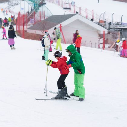 韩国芝山森林滑雪度假村一日游 (首尔出发, 含服装与课程) 韩国芝山森林滑雪度假村一日游 (首尔出发, 含服装与课程)