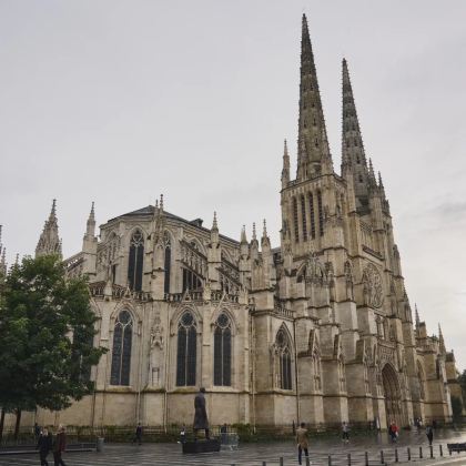 法国波尔多白马酒庄-圣埃米利永古镇-地下教堂包车1日游 法国波尔多白马酒庄-圣埃米利永古镇-地下教堂包车1日游