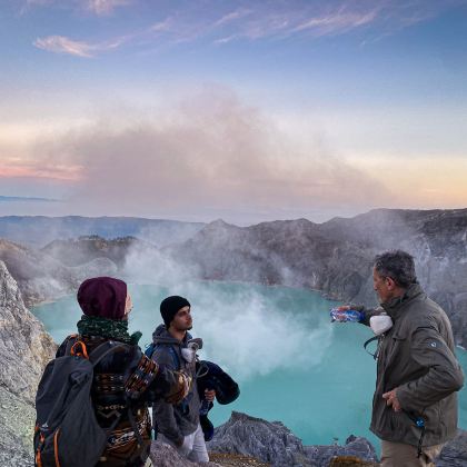 泗水出发:伊真火山口徒步探险之旅(含蓝火和早餐) 泗水出发:伊真火山口徒步探险之旅(含蓝火和早餐)