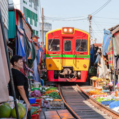 泰国曼谷美功铁道市场+丹嫩沙多水上集市+大皇宫一日游