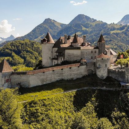 瑞士+伯尔尼+布罗克格吕耶尔城堡+格吕耶尔之家+西庸城堡一日游