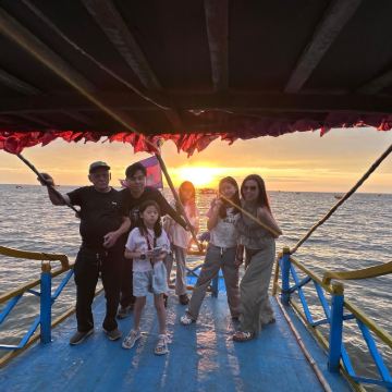 磅士卑水上村庄与日落船 磅士卑水上村庄与日落船