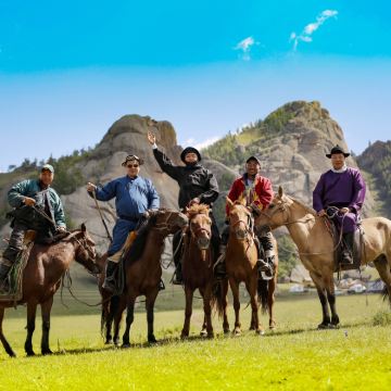 特日勒吉国家公园一日游(牧民家庭拜访及骑马体验) 特日勒吉国家公园一日游(牧民家庭拜访及骑马体验)