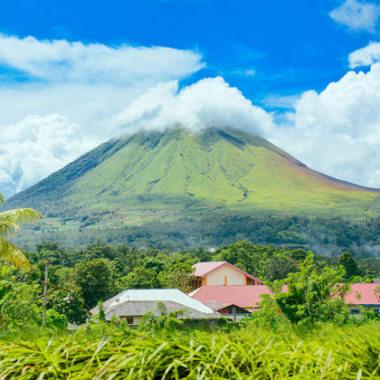 印度尼西亚北苏拉威西省美娜多马哈武火山一日游