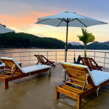 琅勃拉邦:2小时日落游船+晚餐【A ONE CRUISE】 琅勃拉邦:2小时日落游船+晚餐【A ONE CRUISE】