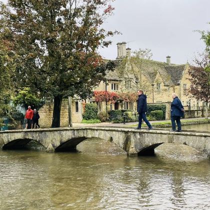 英国伯明翰出发斯特拉特福+华威城堡+水上伯顿+百老汇塔包车游 英国伯明翰出发斯特拉特福+华威城堡+水上伯顿+百老汇塔包车游