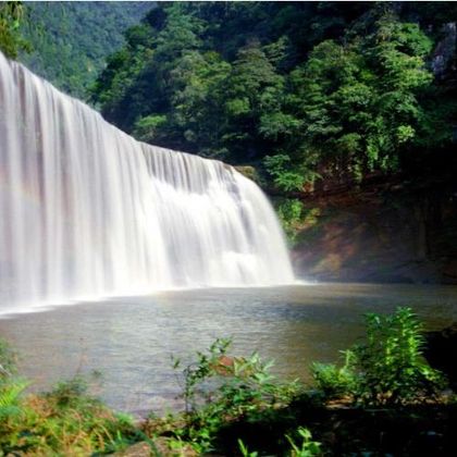 赤水丹霞旅游区·佛光岩+大瀑布,观丹霞绝壁,悬挂瀑布。 赤水丹霞旅游区·佛光岩+大瀑布,观丹霞绝壁,悬挂瀑布。