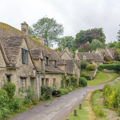 英国一日游伦敦出发+拜伯里小镇+水上伯顿+下斯劳特村 英国一日游伦敦出发+拜伯里小镇+水上伯顿+下斯劳特村
