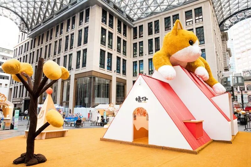 Giant orange cat makes a heartwarming "return" to The Bund