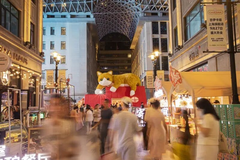 Giant orange cat makes a heartwarming "return" to The Bund